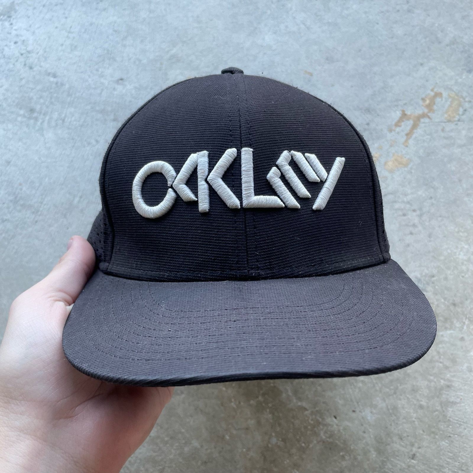 Vintage VINTAGE OAKLEY HAT BLACK SNAPBACK Size ONE SIZE - 1 Thumbnail