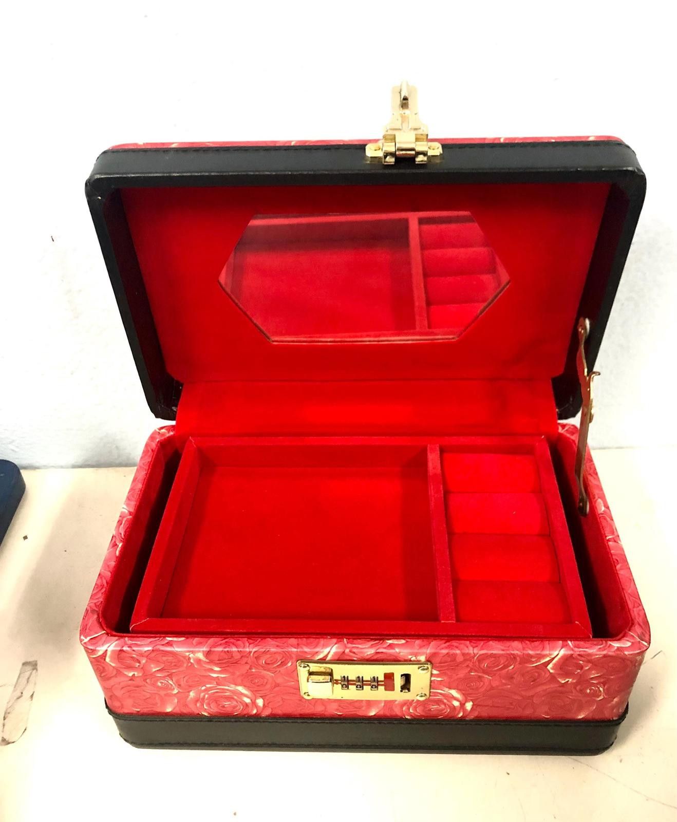 Designer Jewelry Toiletry Makeup Briefcase Carrying Bag Red Roses Size ONE SIZE - 2 Thumbnail