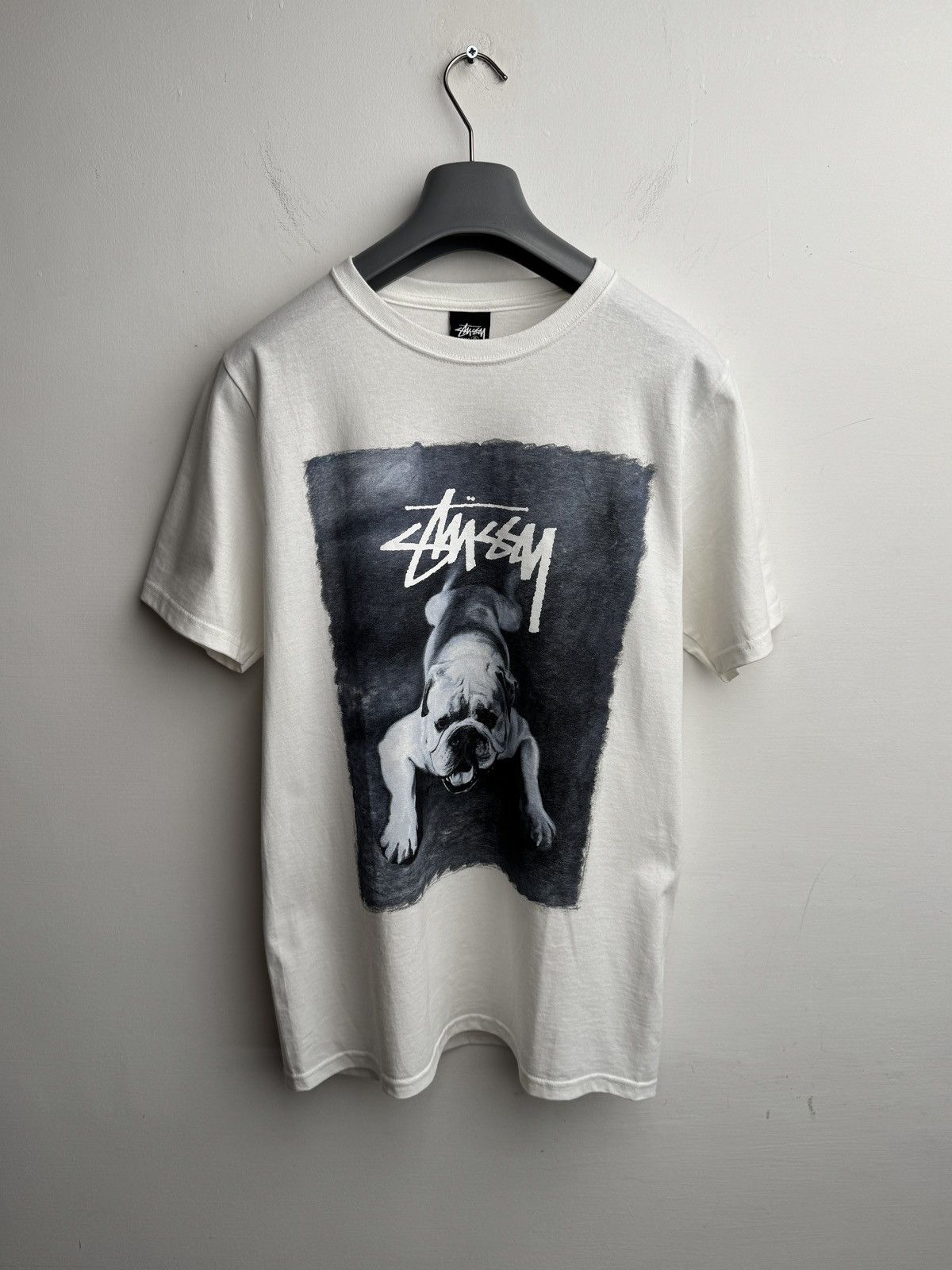 早期完売 Stussy★BULLDOG TEE(WHITE/追跡O) 1086988_00.png.png