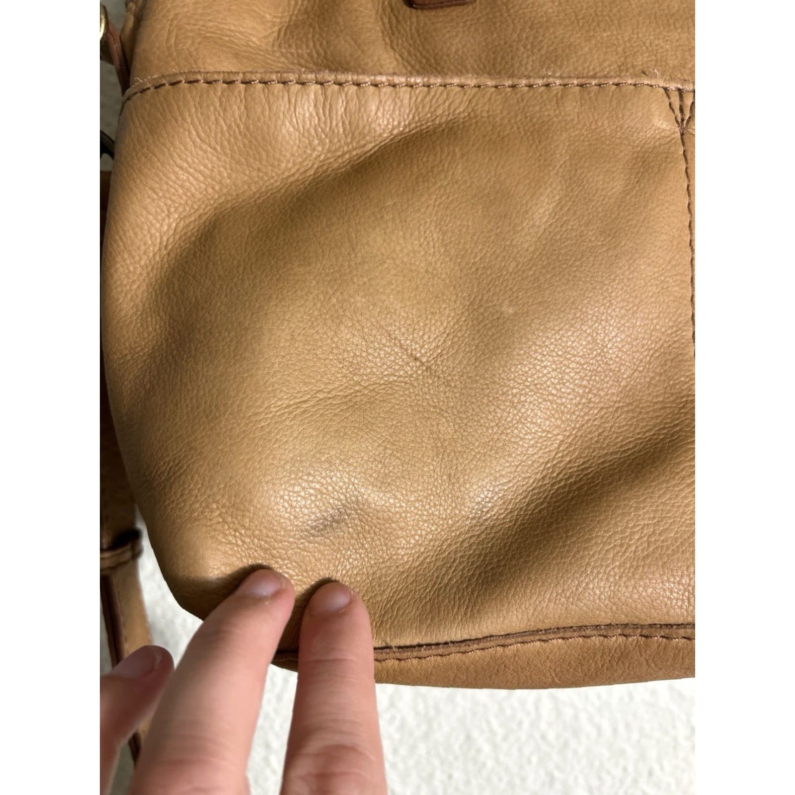 Vintage VINTAGE American Leather Co Crossbody Handbag Tan 11x10x5.5 Women Accessories Gr ay Leather Stains Size ONE SIZE - 6 Thumbnail