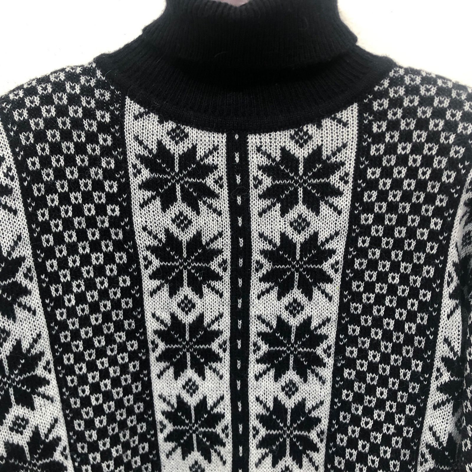 Vintage Vintage Snowflake Oversized Turtleneck Sweater Size Medium Size M / US 6-8 / IT 42-44 - 3 Thumbnail