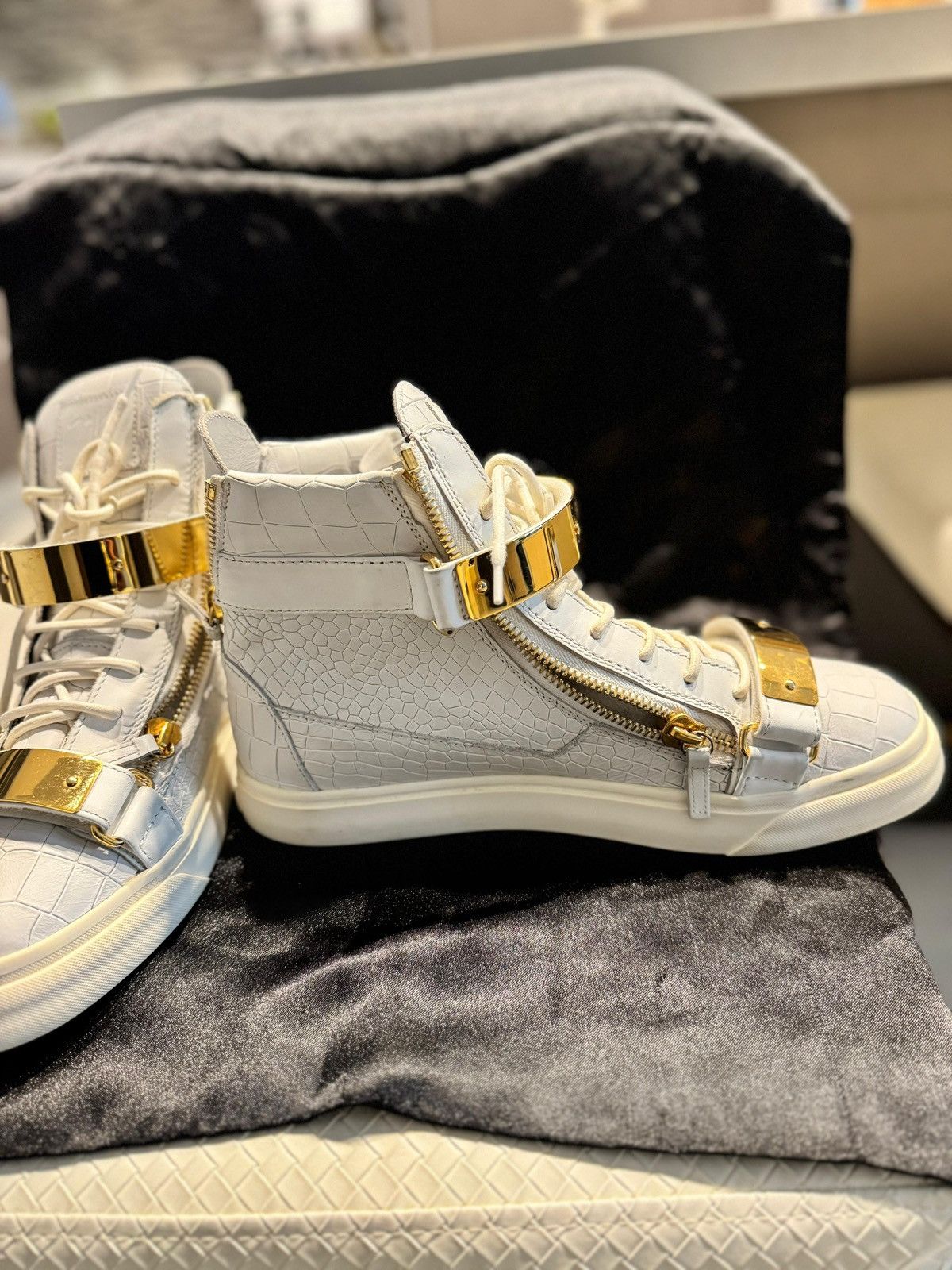 Giuseppe Zanotti Giuseppe Zanotti White High-Top Sneakers with Gold Hardware Size US 10.5 / EU 43-44 - 5 Thumbnail