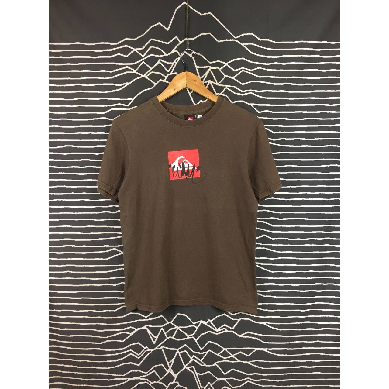 Quiksilver × Vintage Vtg Quiksilver Center Logo Hafa Adai Guam Surf Skate Tee Size US S / EU 44-46 / 1 - 2 Thumbnail
