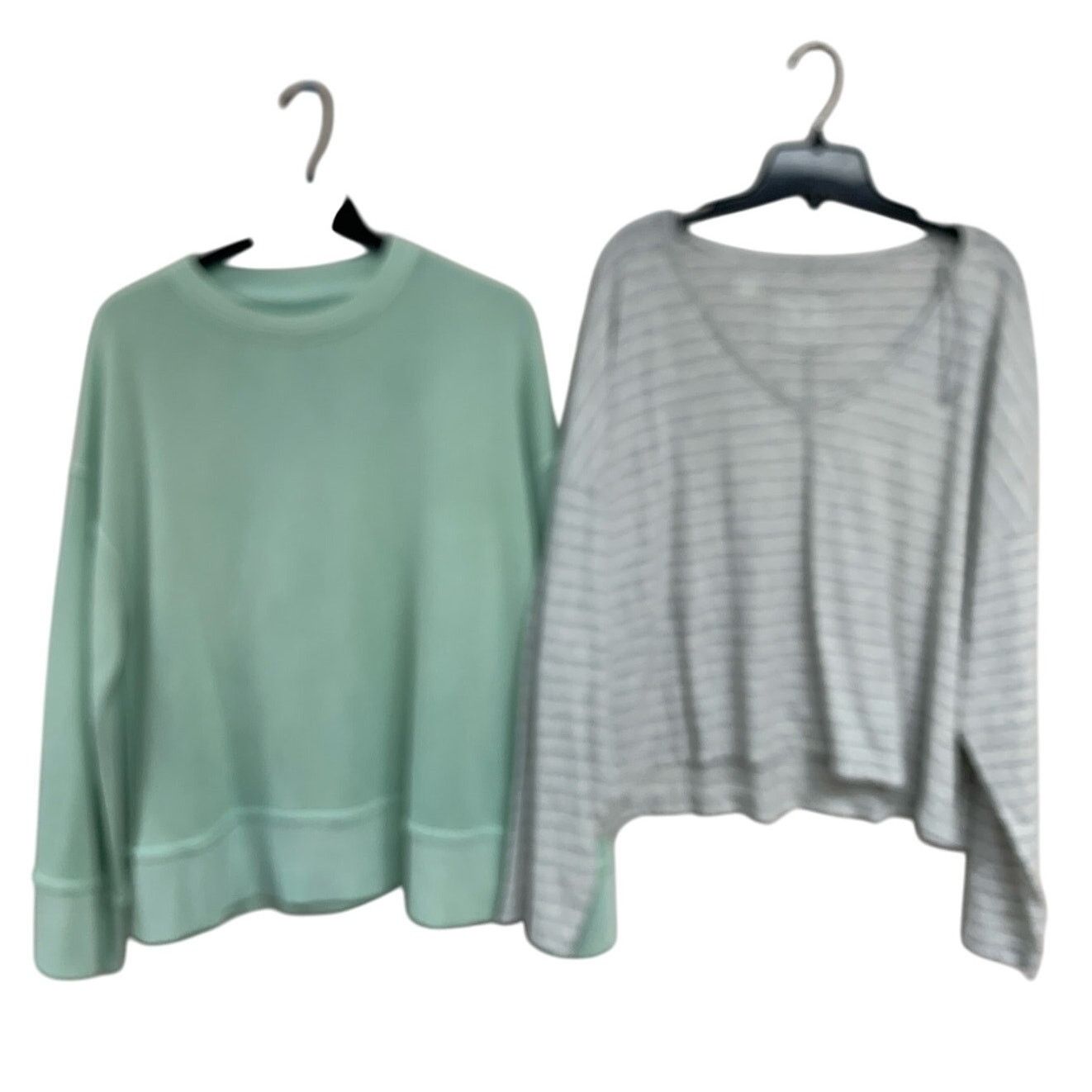 American Eagle Outfitters 2 New American Eagle Womens Medium Lightweight Sweatshirts Size M / US 6-8 / IT 42-44 - 1 Thumbnail