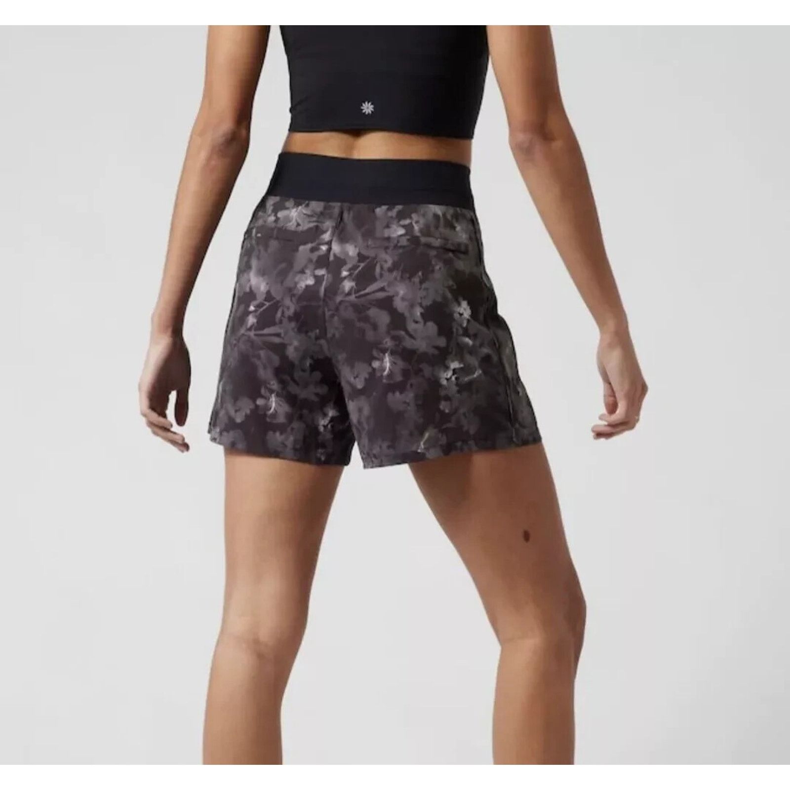 Athleta Athleta Brooklyn Floral Black Printed Shorts 12 A000570 Size 34" / US 12 / IT 48 - 2 Thumbnail