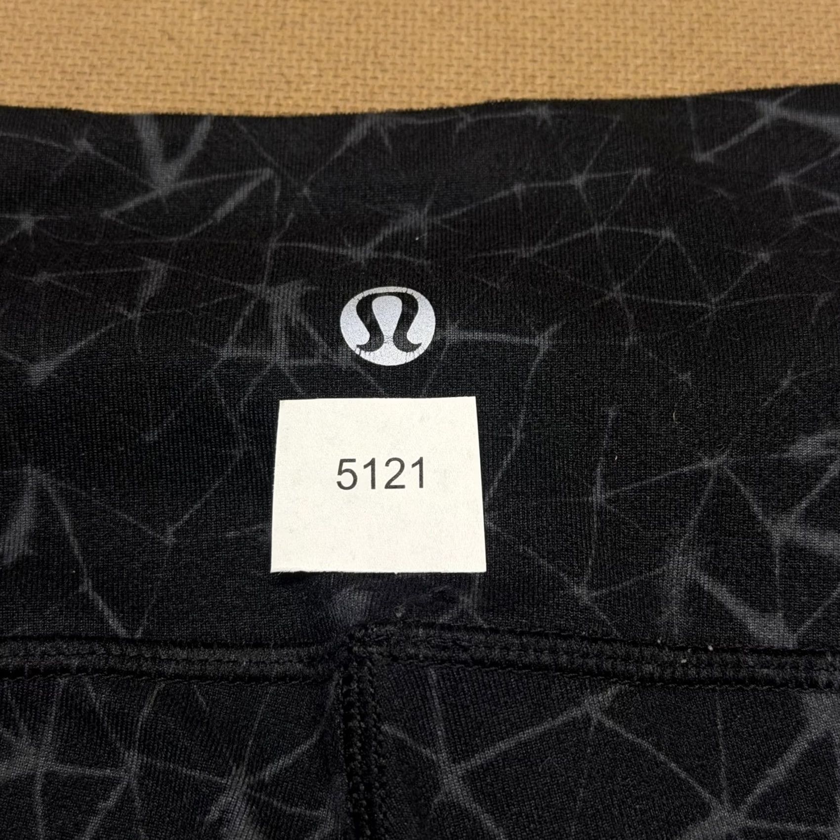 Lululemon Lululemon Leggings Womens 8 Black Geometric Print Capri Athletic Yoga Running Size 30" / US 8 / IT 44 - 8 Thumbnail