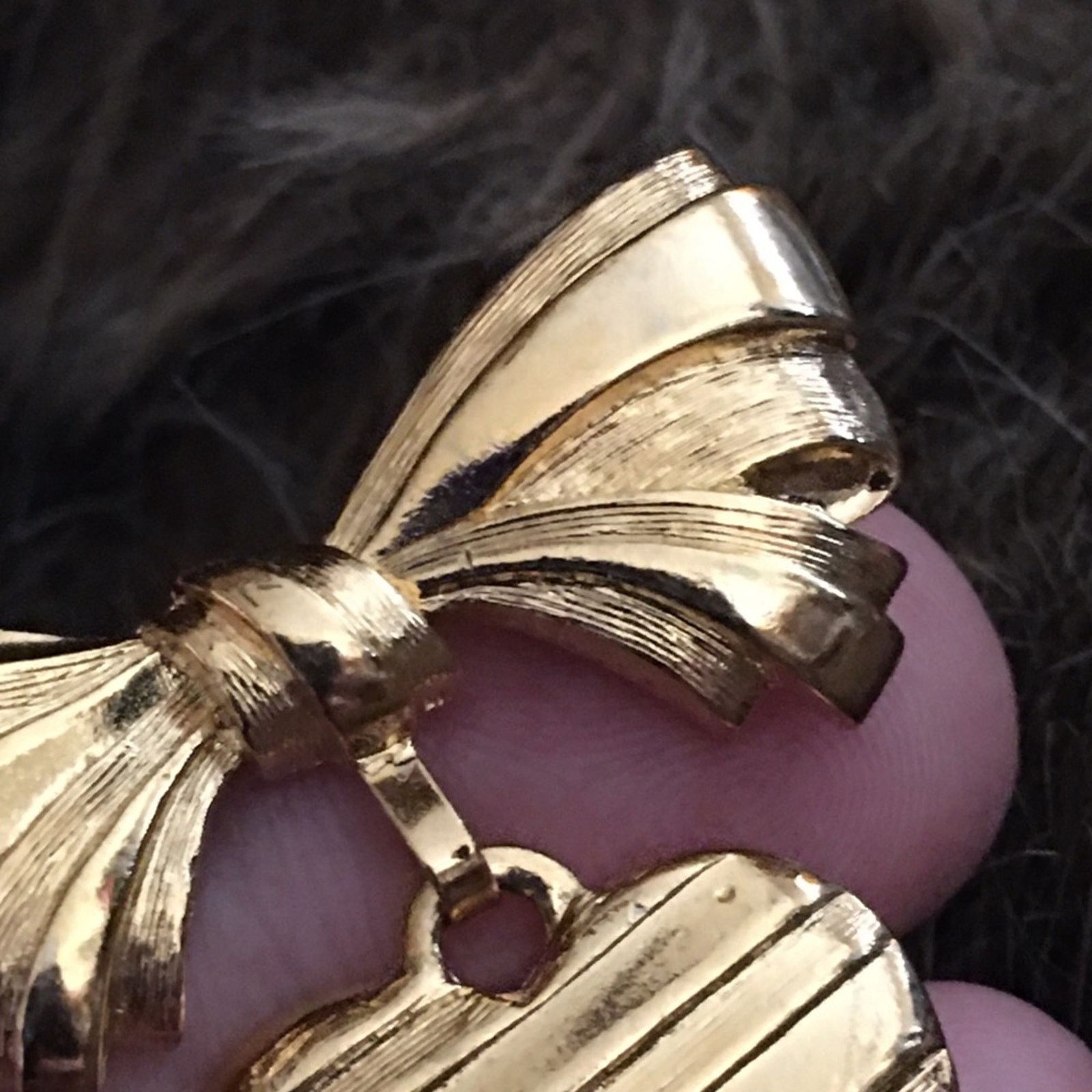 Vintage Vintage 80s Avon gold tone heart bow brooch pin Size ONE SIZE - 4 Thumbnail