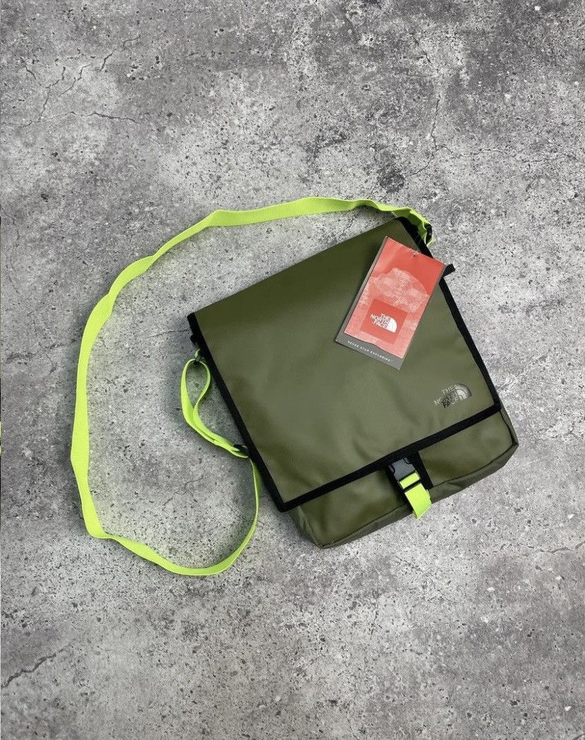 The North Face New Bag Messenger Vintage in Green, Men's