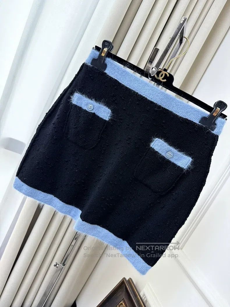 Chanel Chanel 24B blue and black colour block two-pocket wool ski Size 24" / US 00 / IT 34 - 1 Thumbnail