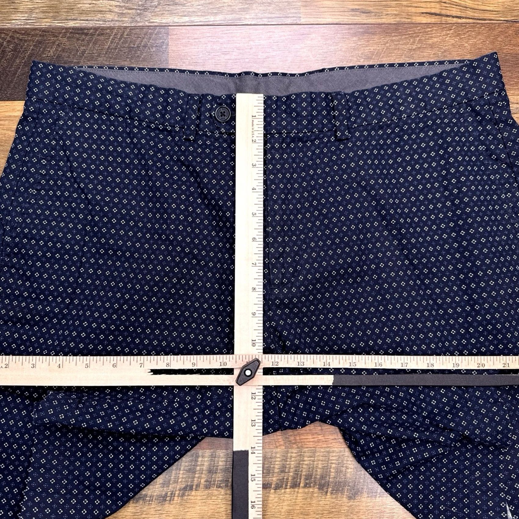 Brooks Brothers Brooks Brothers Bermuda Shorts Mens 40 Navy Blue Mid Rise Chino Pocket Geometric Twill Regular Mens Size 40 Blue Preppy Casual Travel 9in Inseam Size US 40 / EU 56 - 7 Thumbnail