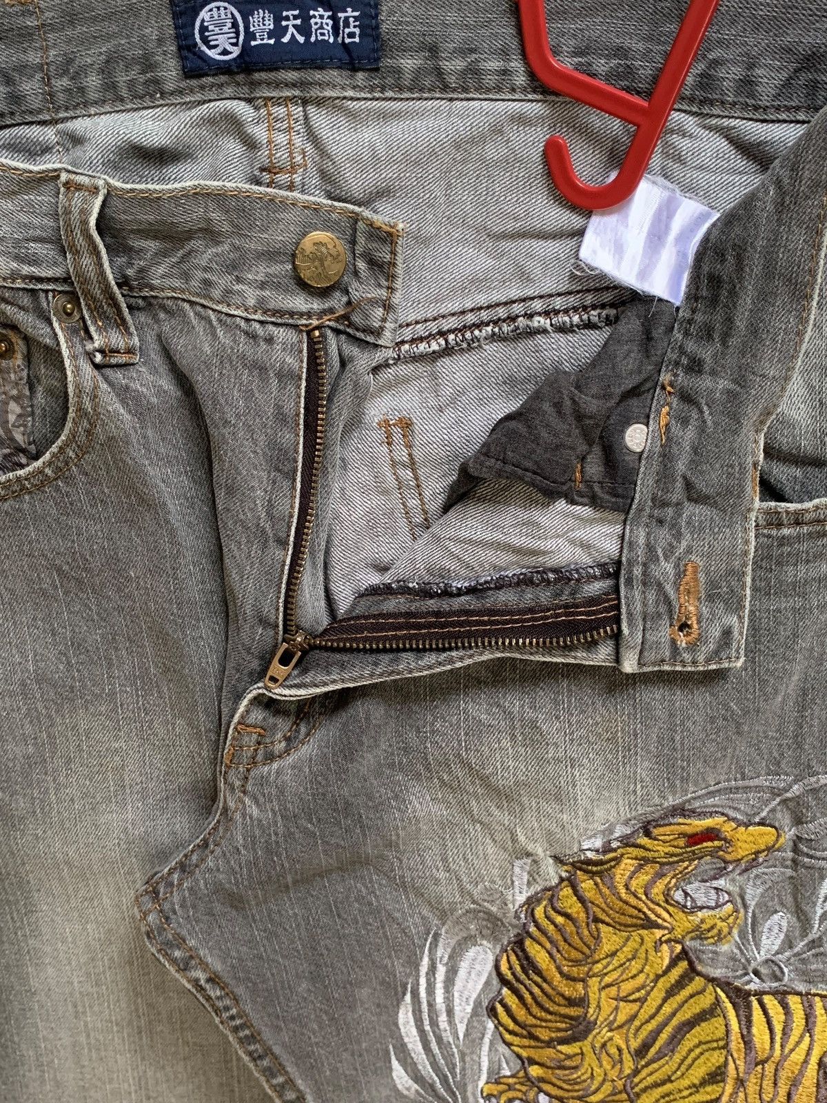 Japanese Brand Vintage Japanese Brand Golden Tiger Embroidered Baggy Jeans Size US 30 / EU 46 - 9 Thumbnail