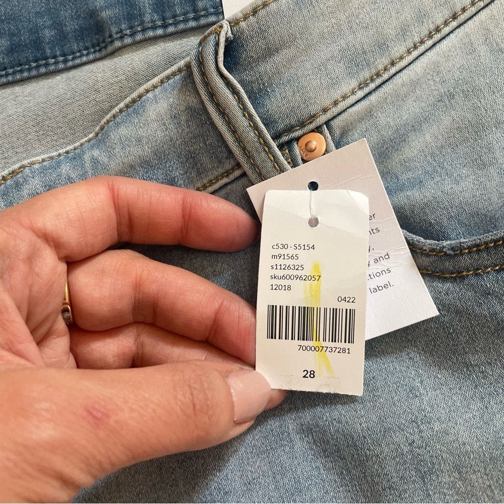 Other NWT New Lane Bryant Signature Fit Pedal Light Wash Jean Siz Size 42" / US 20 - 6 Thumbnail