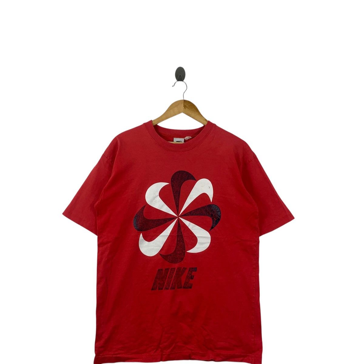 Nike Vintage NIKE SPORTSWEAR COLLECTION Pinwheel Thrashed Tee Size US M / EU 48-50 / 2 - 4 Thumbnail