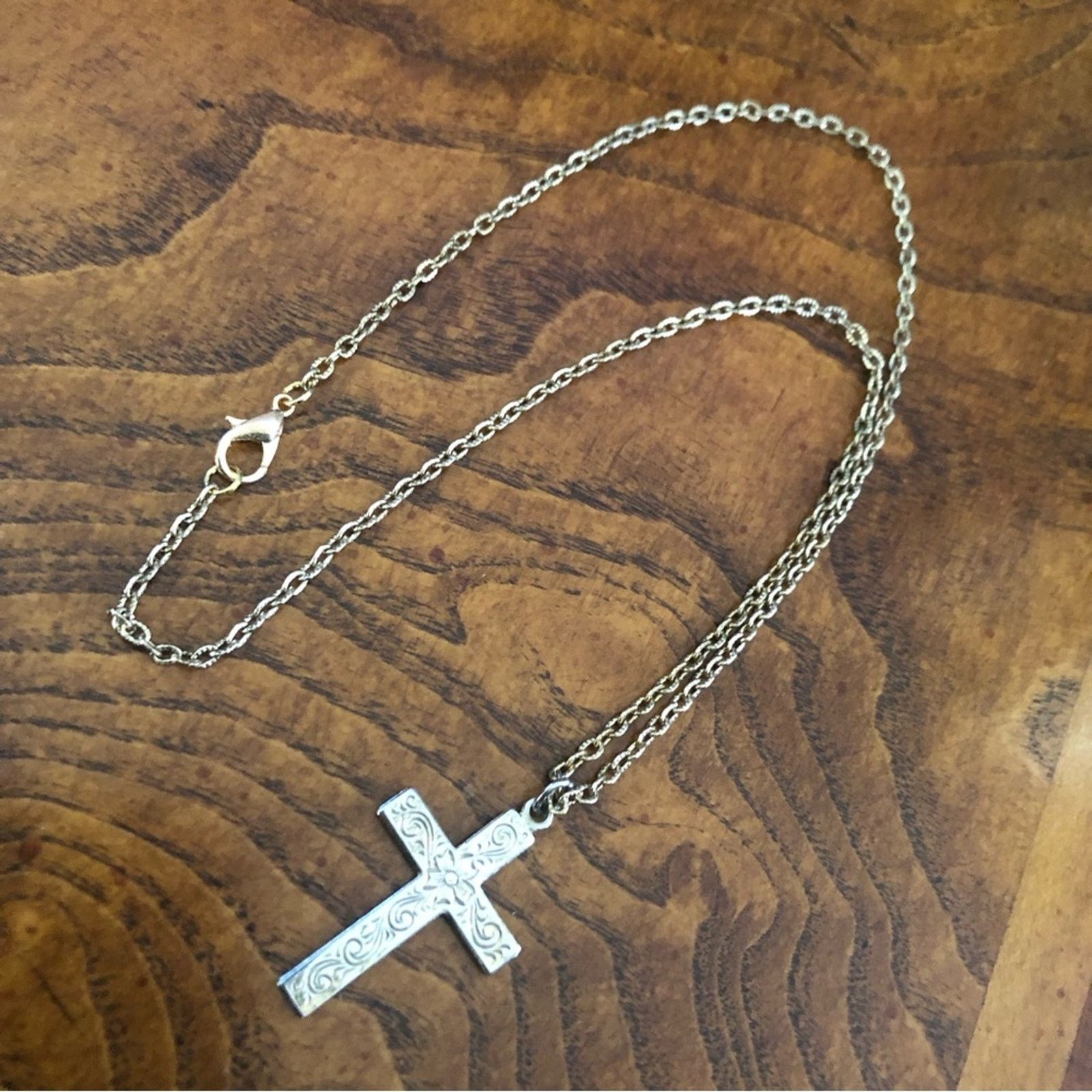 Vintage Vintage gold etched cross pendant on chain necklace Size ONE SIZE - 8 Thumbnail