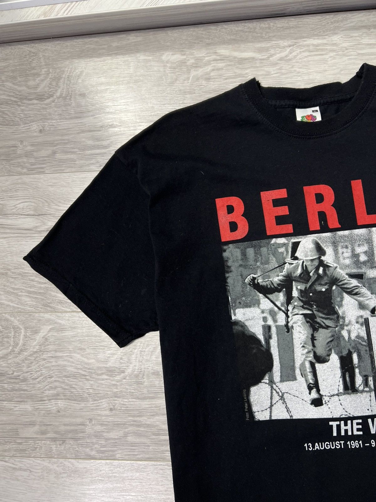 Other × Vintage Vintage Berlin The Wall Army Tee (photo: Peter Leibing) Size US L / EU 52-54 / 3 - 3 Thumbnail
