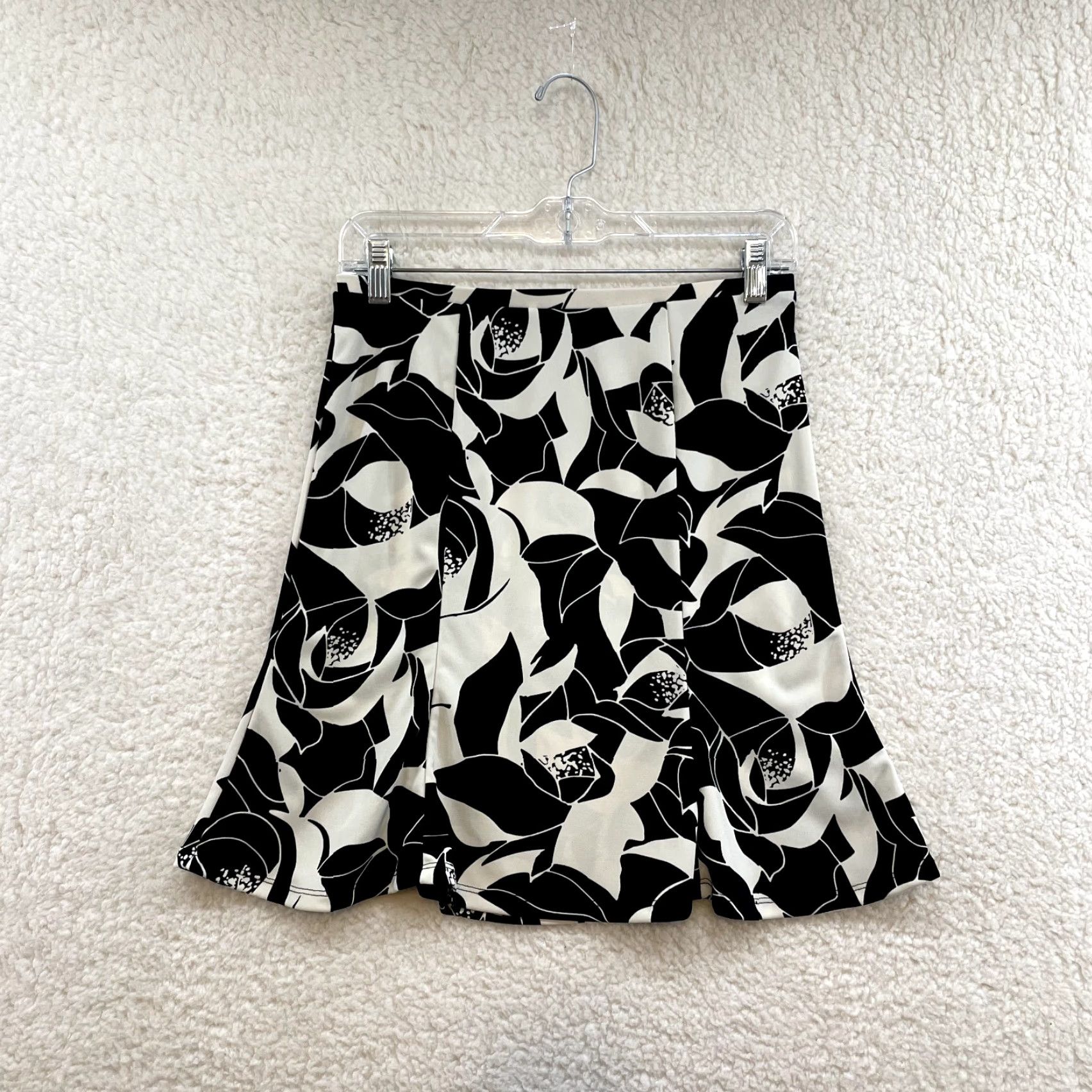 Express VINTAGE Express Skirt S Black White Rose Floral Office Small Slinky Stretch Women's XS (fits S) Size 28" / US 6 / IT 42 - 2 Thumbnail