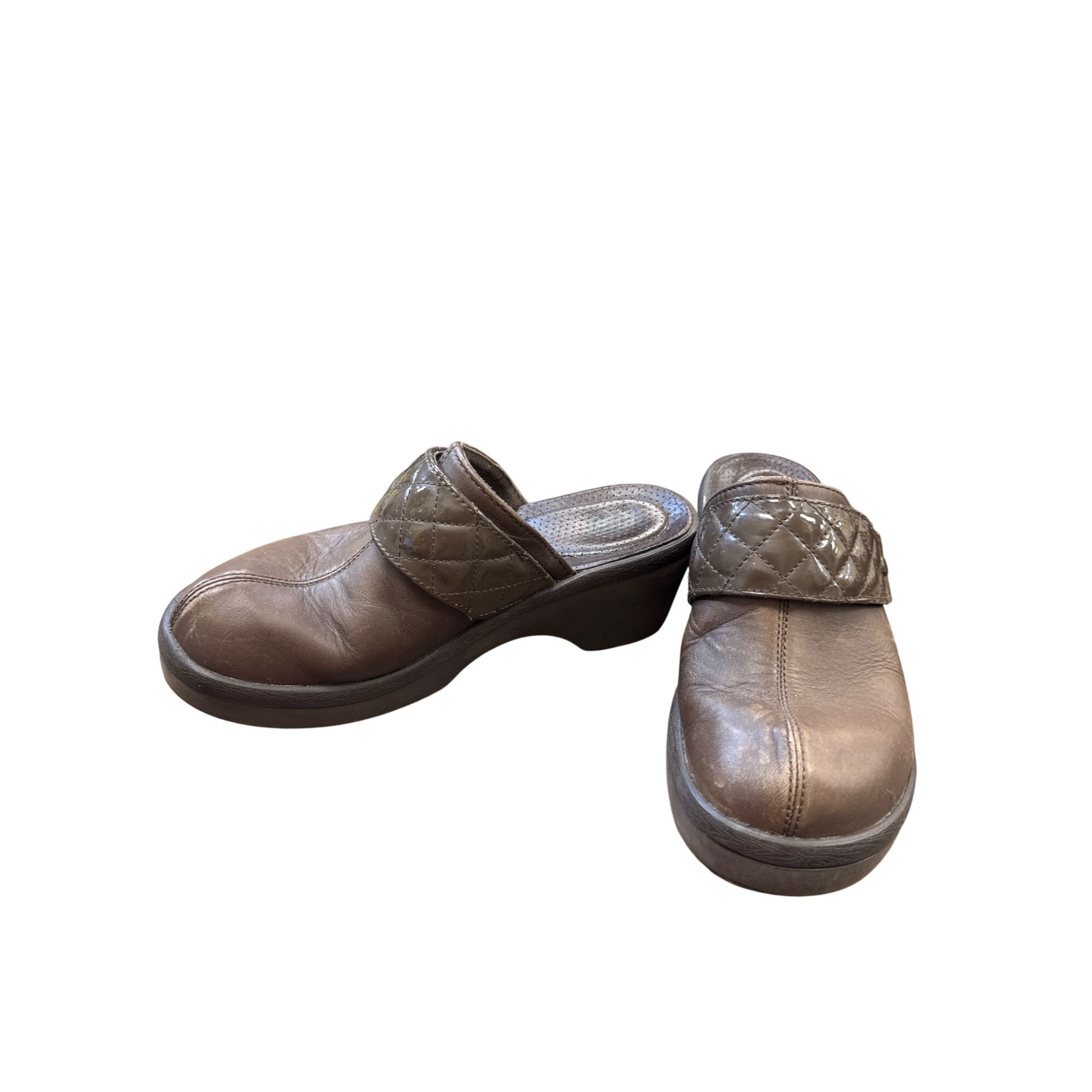 Crocs Crocs womens Brown Leather Cobbler Quilted Mules Size 7 SKU Size US 7 / IT 37 - 2 Thumbnail