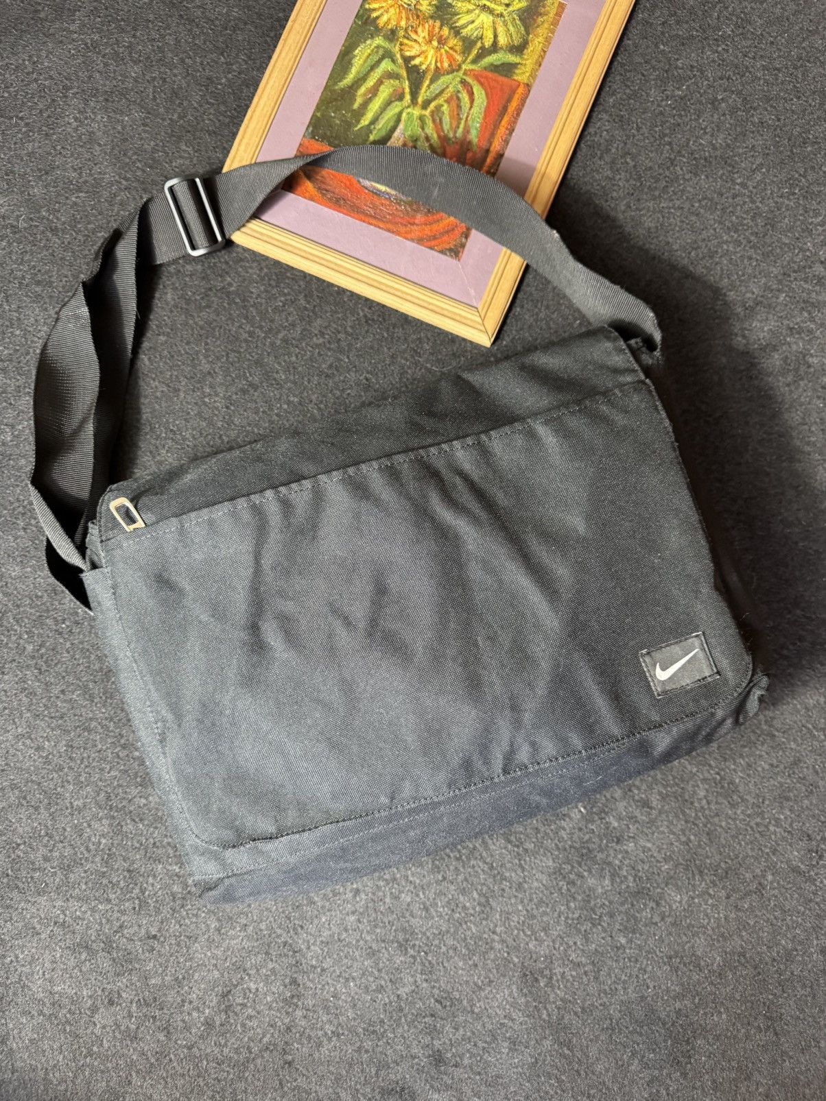 Nike Shoulder Messenger Bag  Minimalist Everyday Style in Black, Men's