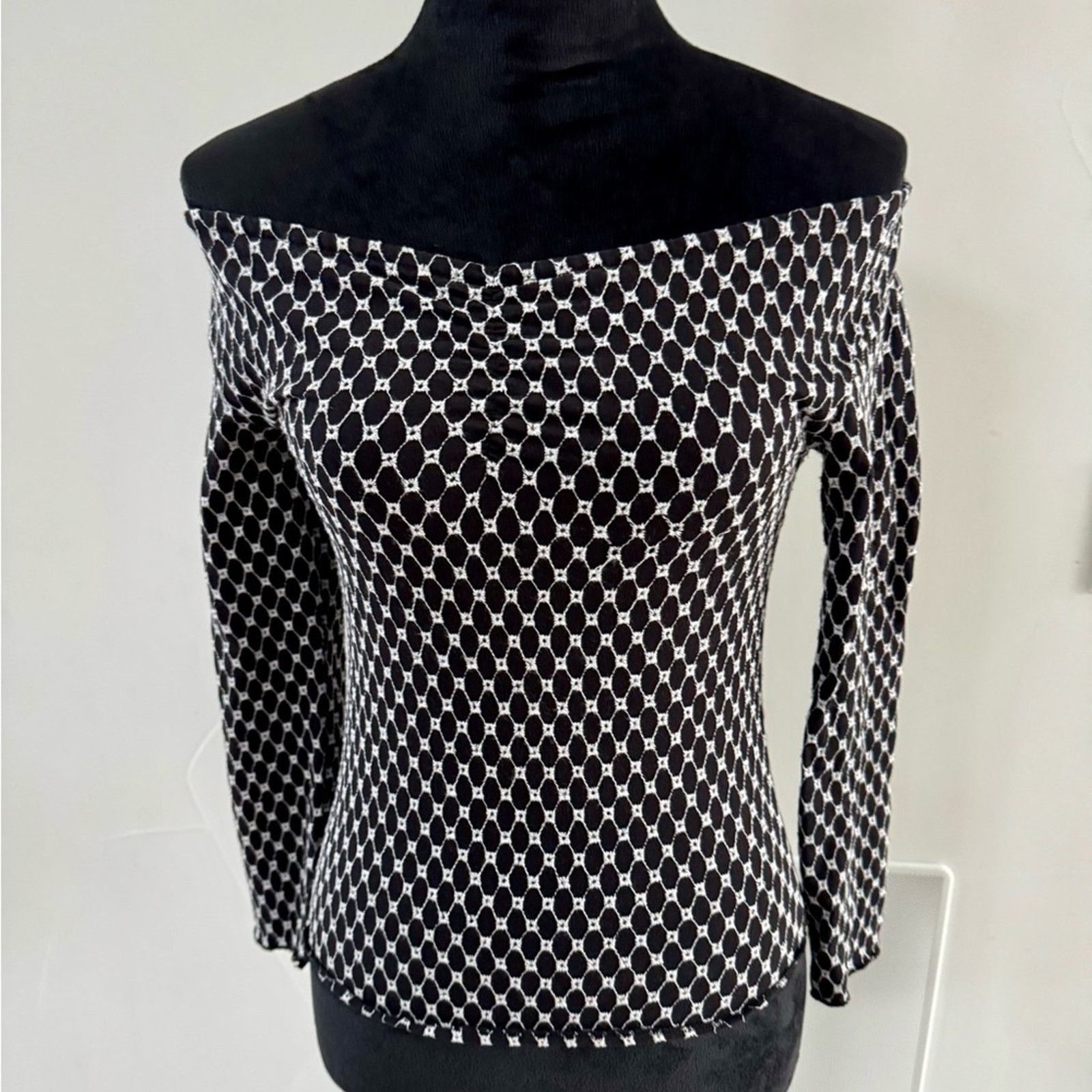 Other New Chic Off-Shoulder Black and White Top size XS Size XS / US 0-2 / IT 36-38 - 11 Thumbnail
