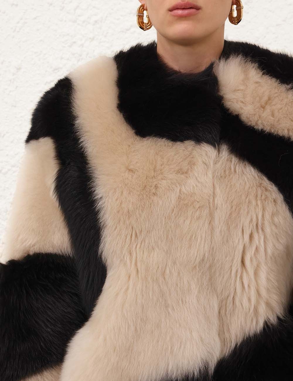 oc11z0725 Illustration Swirl Coat in Beige/Black