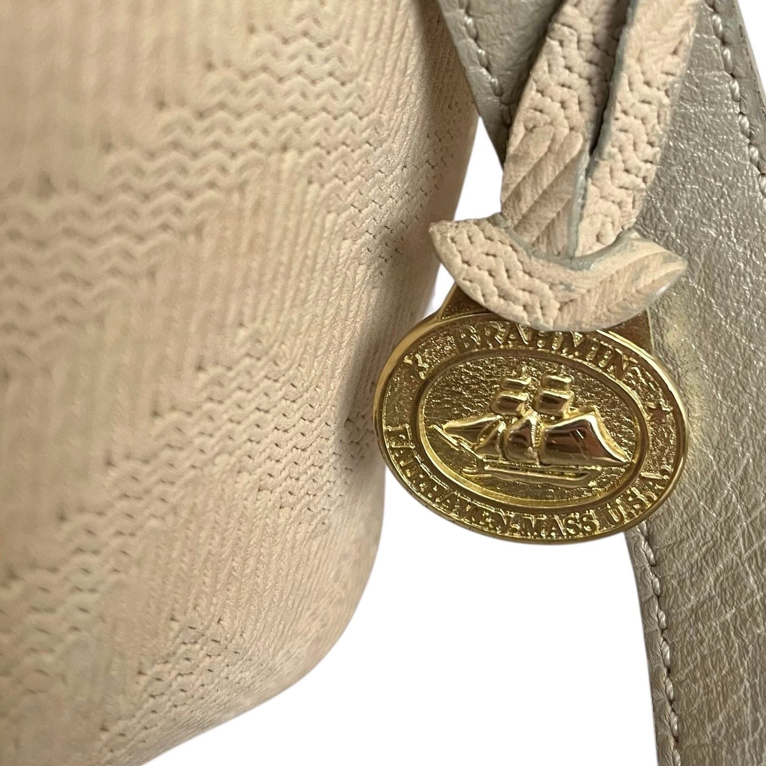BRAHMIN × Vintage Brahmin Vintage Chevron Embossed Cream Leather Bucket Bag Size ONE SIZE - 4 Thumbnail