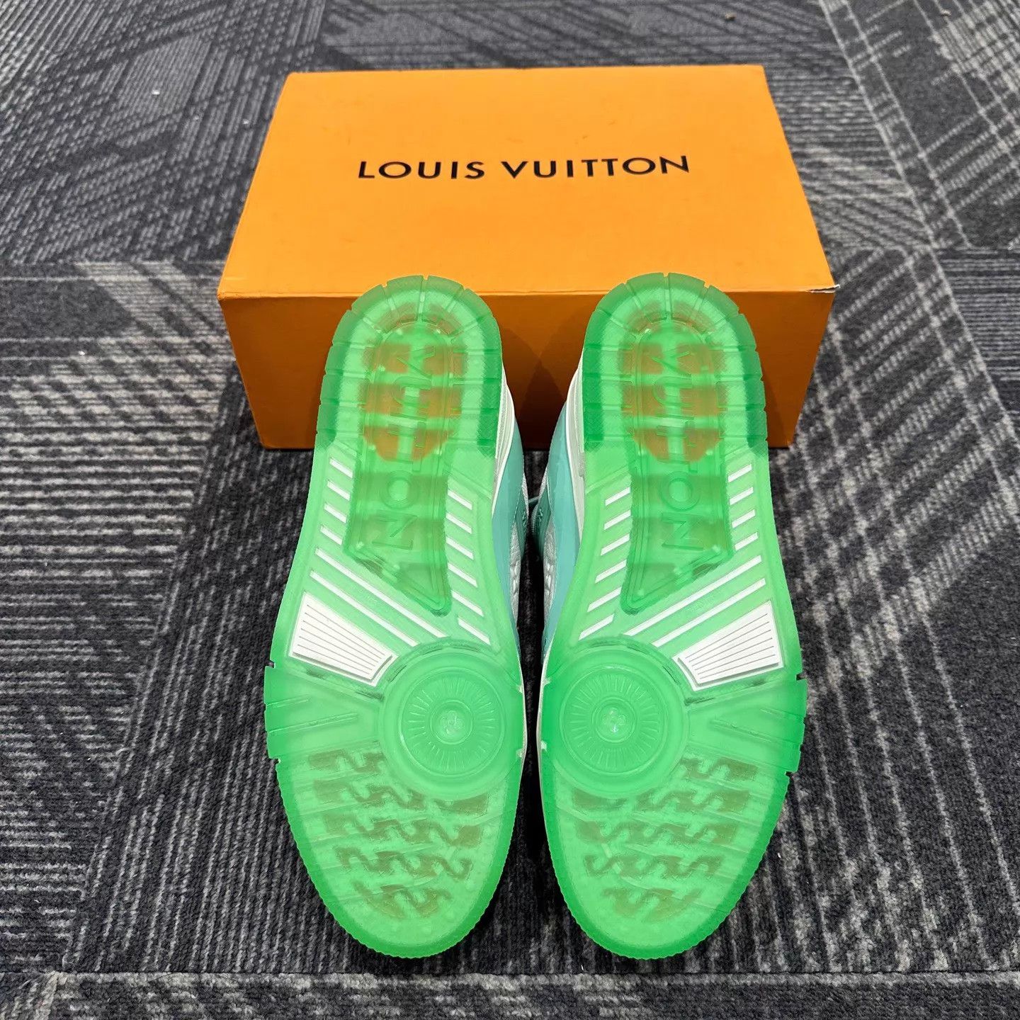 Louis Vuitton LV Trainer Tiffany Green Embossed 42 (New) Size US 9 / EU 42 - 6 Thumbnail