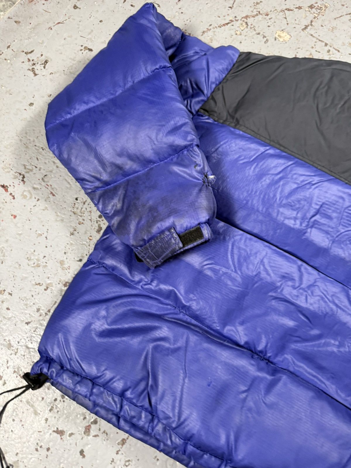 The North Face Distressed North Face Puffer Jacket Size US L / EU 52-54 / 3 - 12 Thumbnail