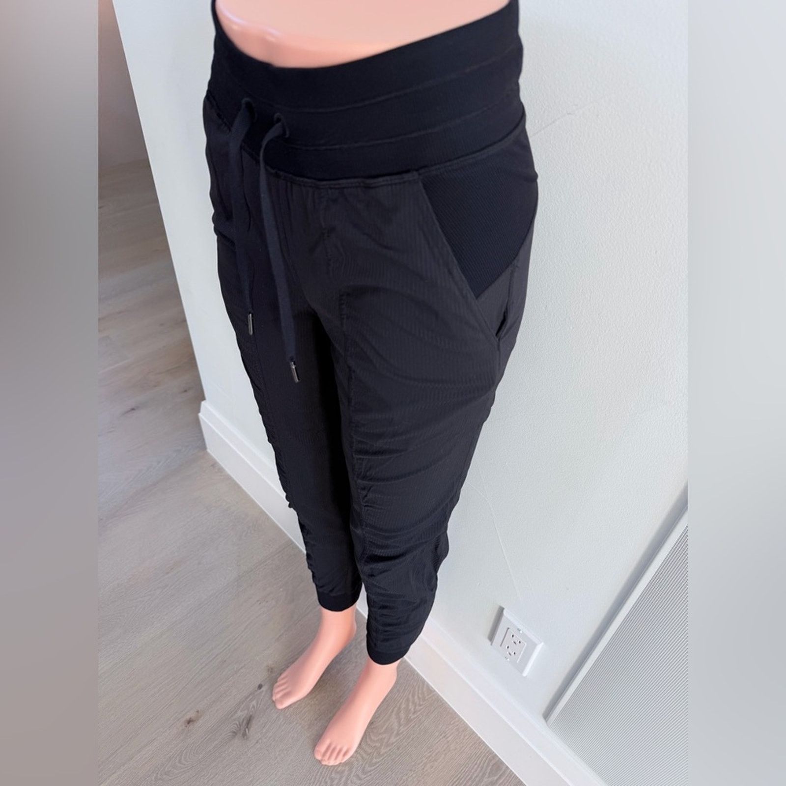 Lululemon New Lululemon Dance Studio Mid Rise Joggees in Black size 0 Size 25" / US 0 / IT 36 - 7 Thumbnail