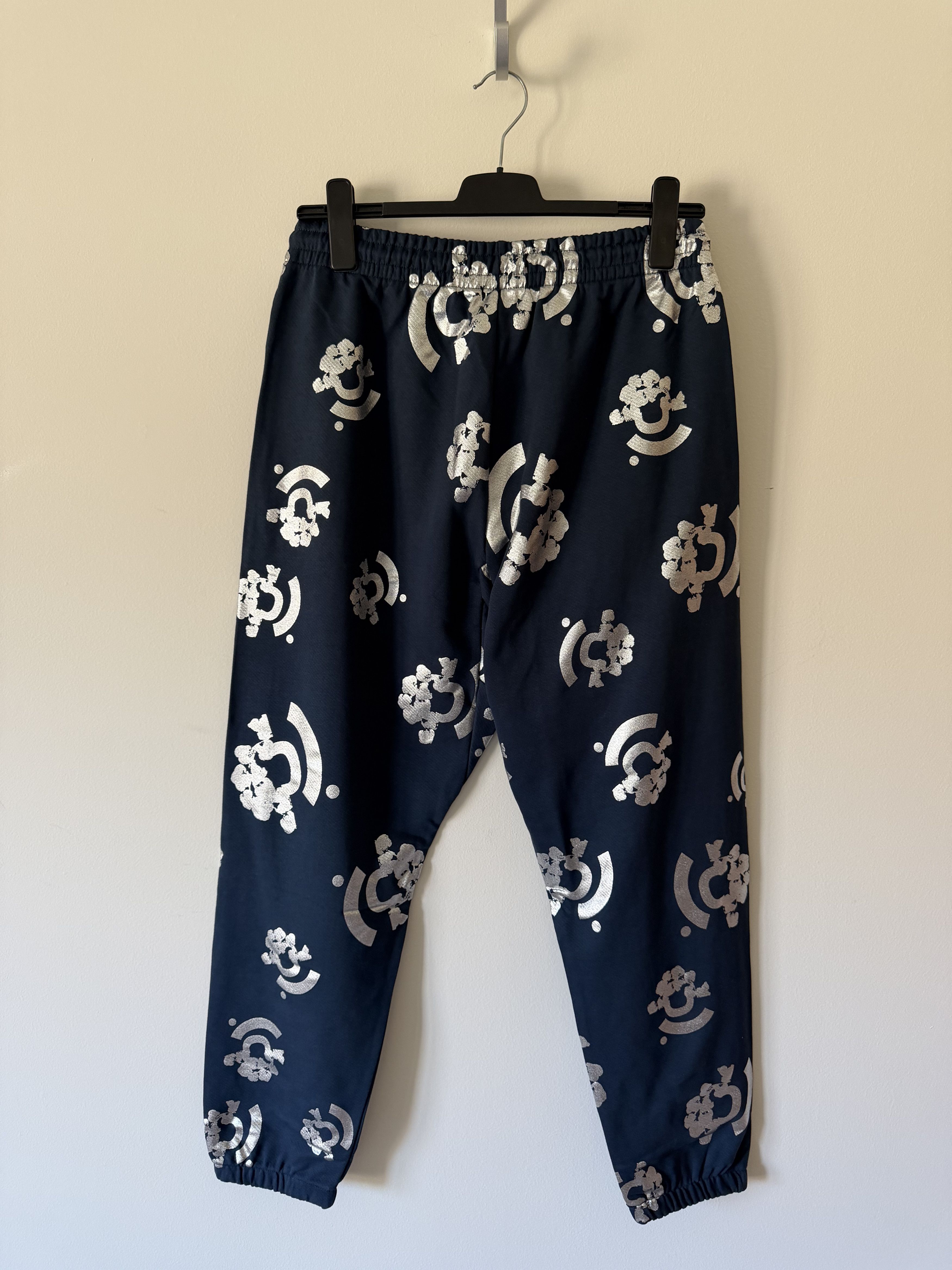 (B).Stroy × DENIM TEARS B.Stroy Denim Tears Silver Print Sweatpants in Blue Size US 34 / EU 50 - 4 Thumbnail