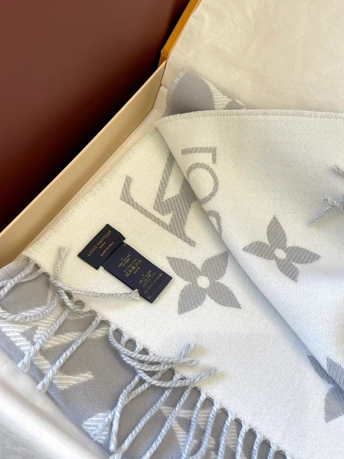 Louis Vuitton LV Wool Gray Logo Scarf M784 Size ONE SIZE - 4 Thumbnail