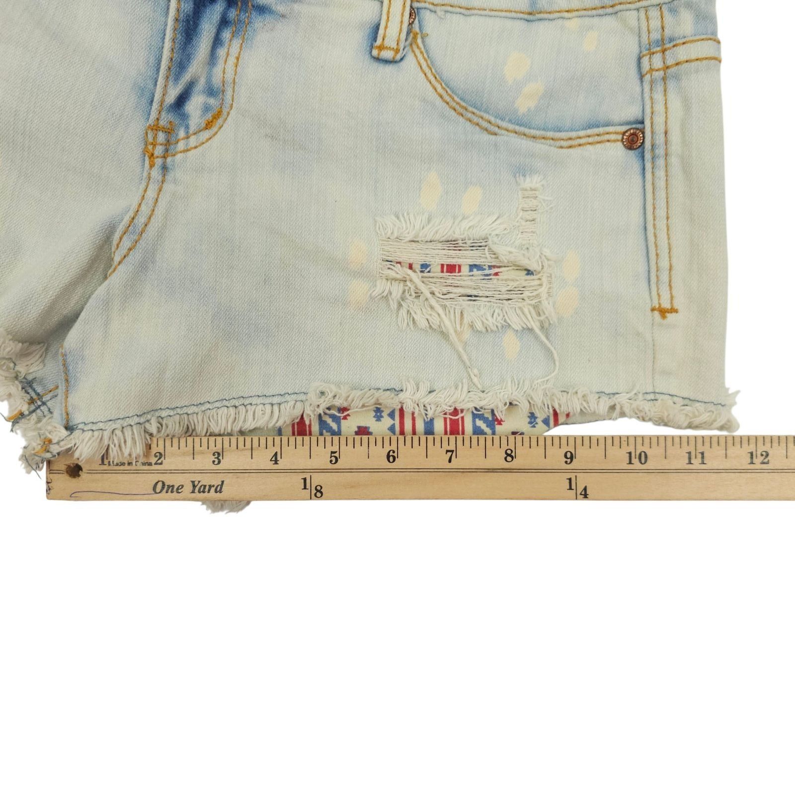 rue21 rue21 Denim Cutoff Shorts 7/8 Light Wash Distressed Aztec Bo Size 32" / US 10 / IT 46 - 6 Thumbnail