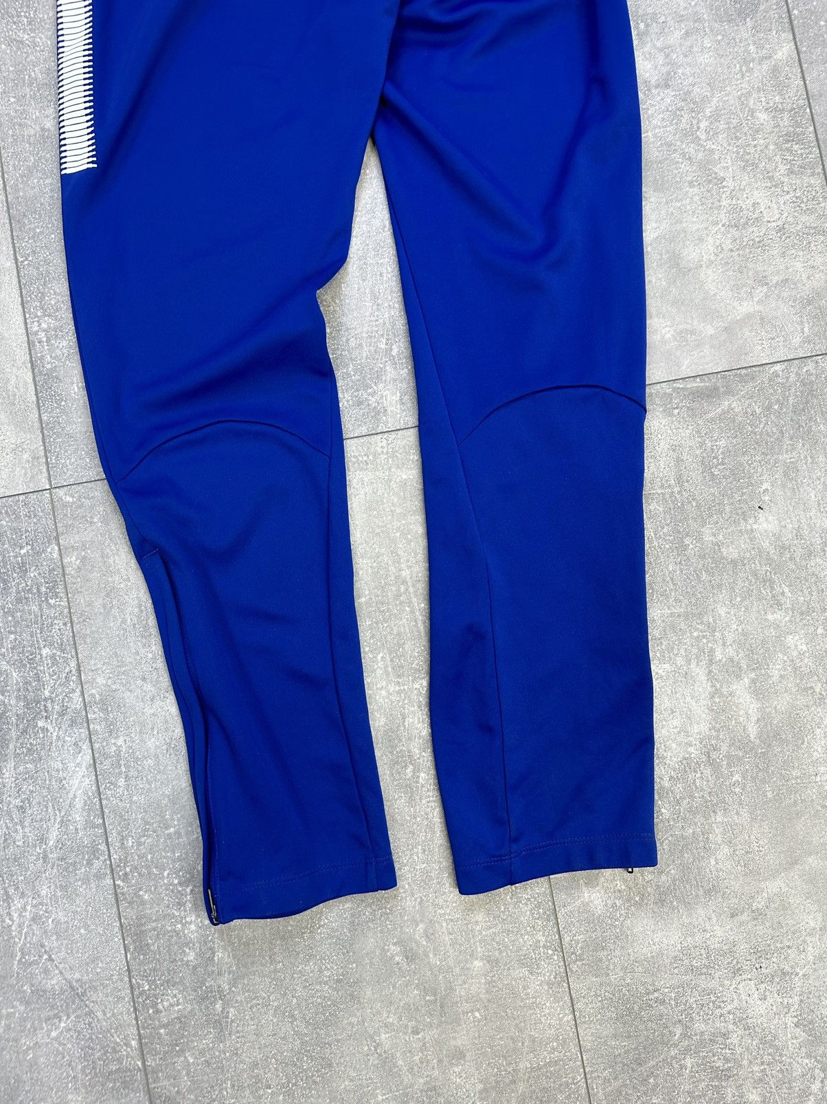 Nike Men’s Nike Chelsea soccer pants Size US 30 / EU 46 - 12 Thumbnail