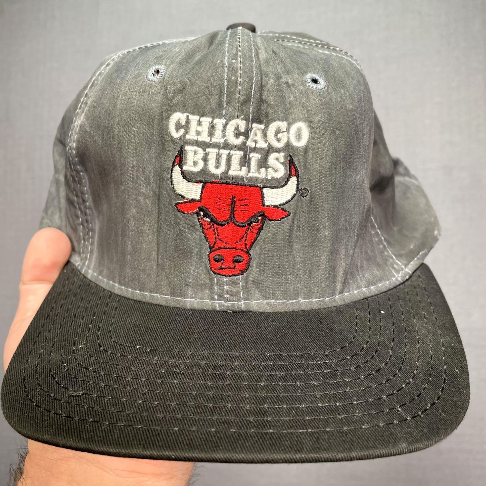 Starter VINTAGE Chicago Bulls Hat Cap Snap Back Starter One Size Gray Made In USA 90s Mens Baseball Cap Printed Team Logo Embroidered Front Size ONE SIZE - 2 Thumbnail