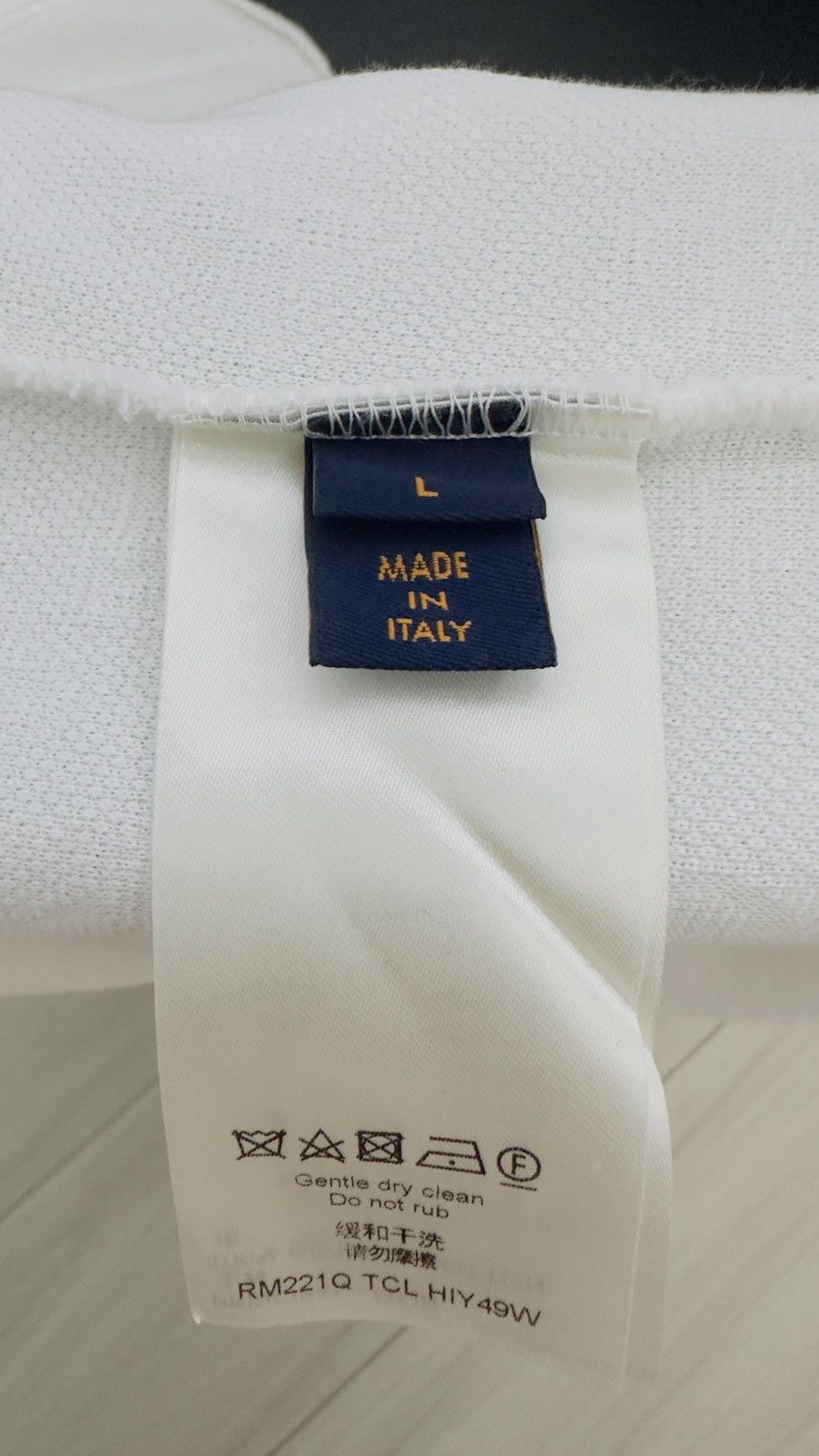 Louis Vuitton Louis Vuitton White Monogram Embossed T-Shirt Size L Size US L / EU 52-54 / 3 - 3 Thumbnail