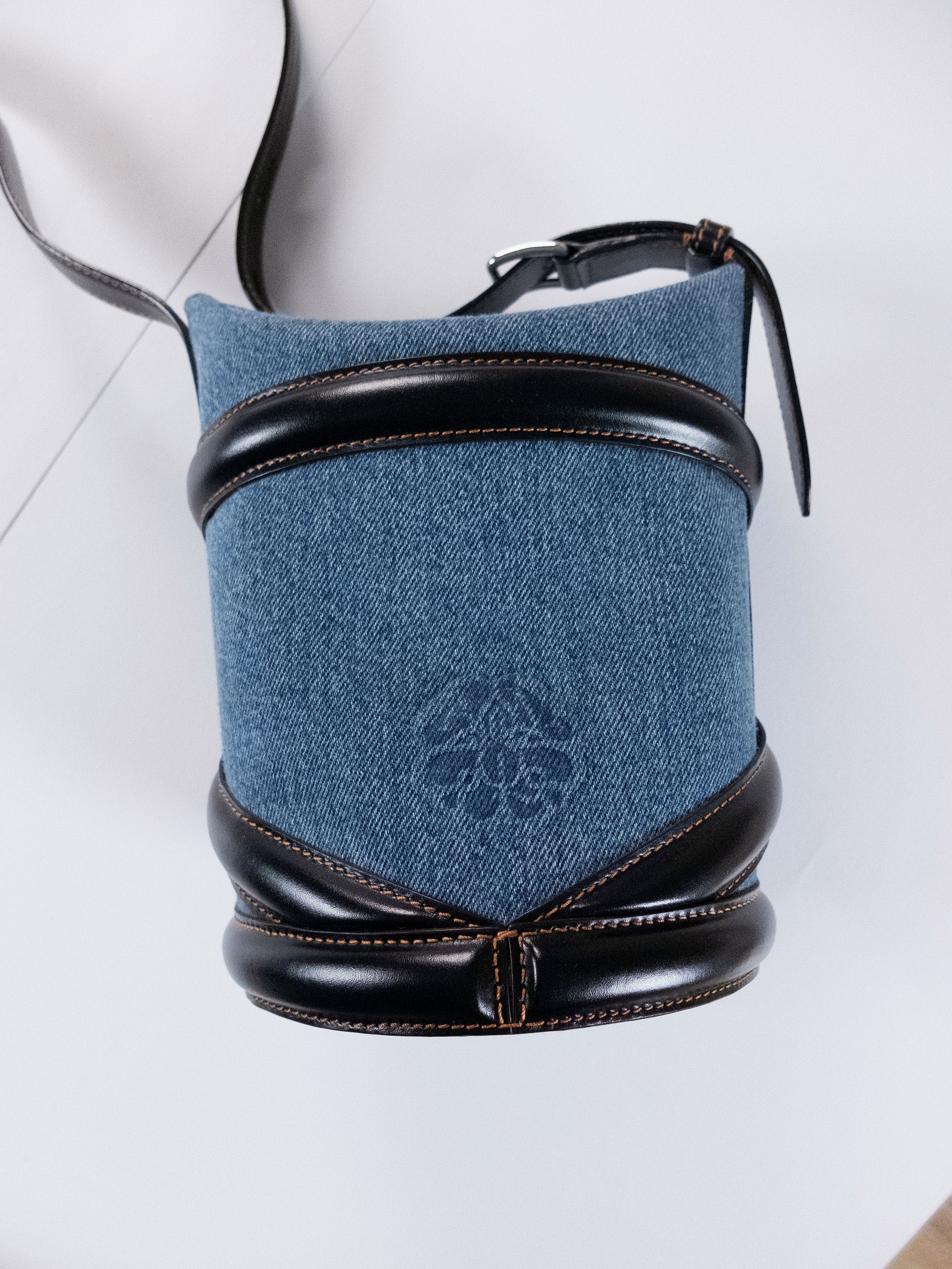Alexander McQueen ALEXANDER MCQUEEN Curve compact denim leather bucket bag q Size ONE SIZE - 7 Thumbnail