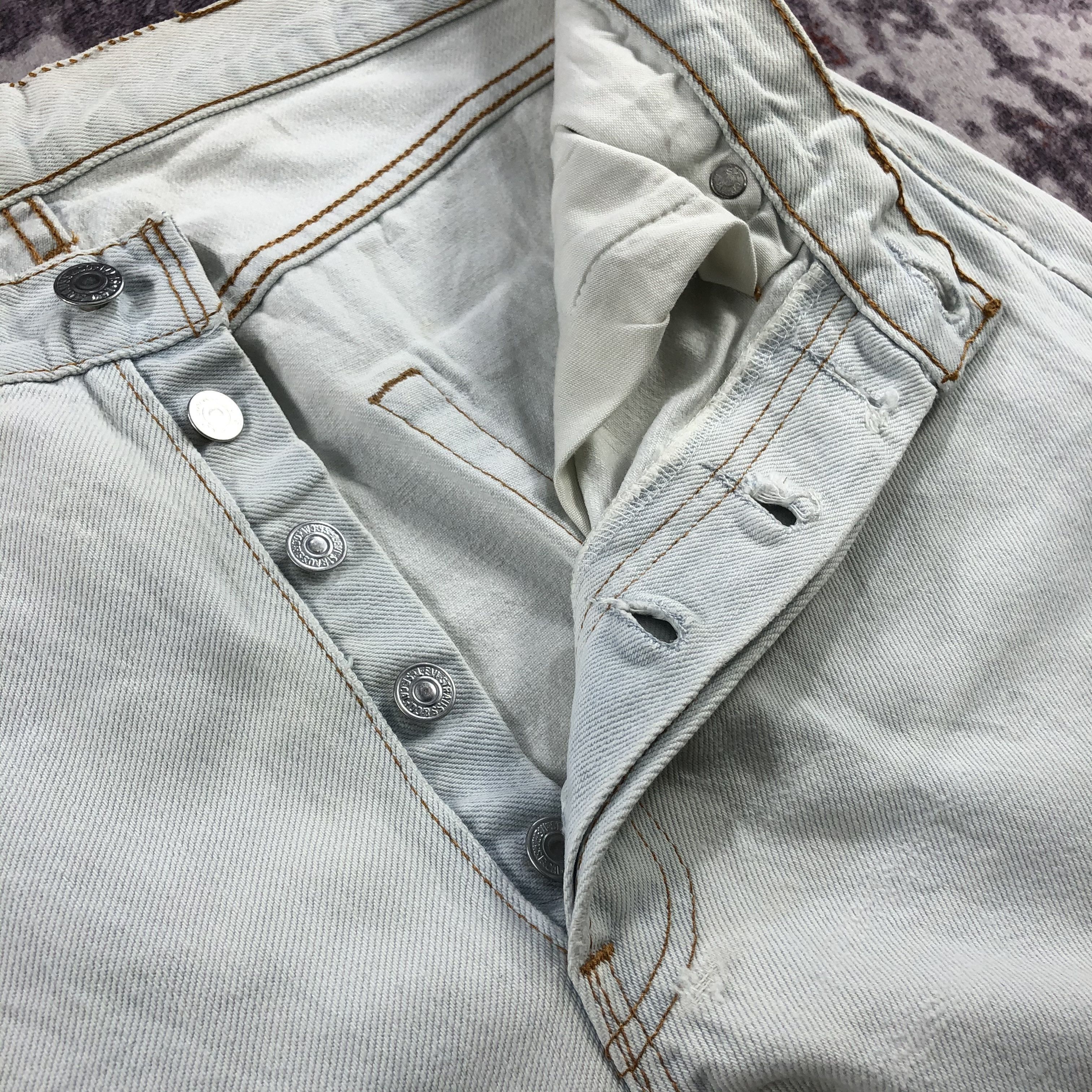 Levi's × Vintage Vintage 90s Light Wash Levis 501 Jeans-JM2525 Size US 32 / EU 48 - 14 Thumbnail