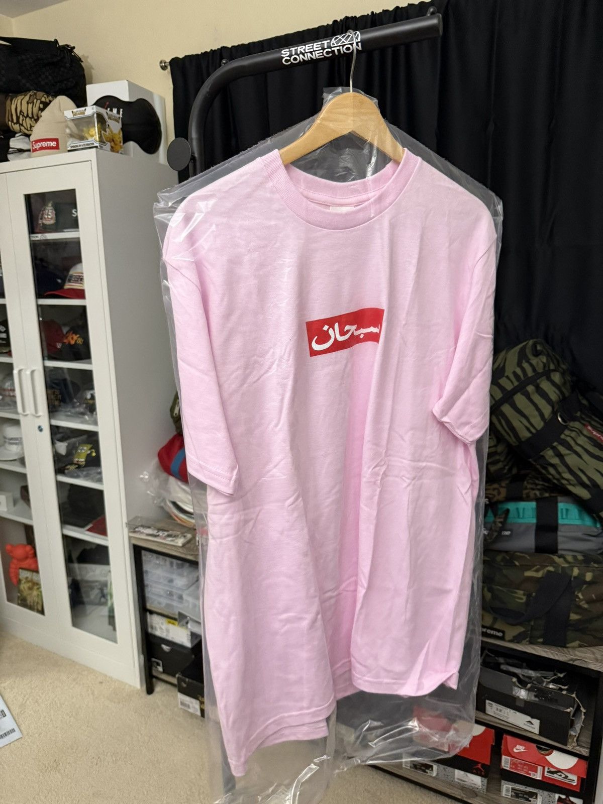 Supreme SUPREME PINK ARABIC BOX LOGO TEE SIZE MEDIUM BRAND NEW Size US M / EU 48-50 / 2 - 2 Thumbnail