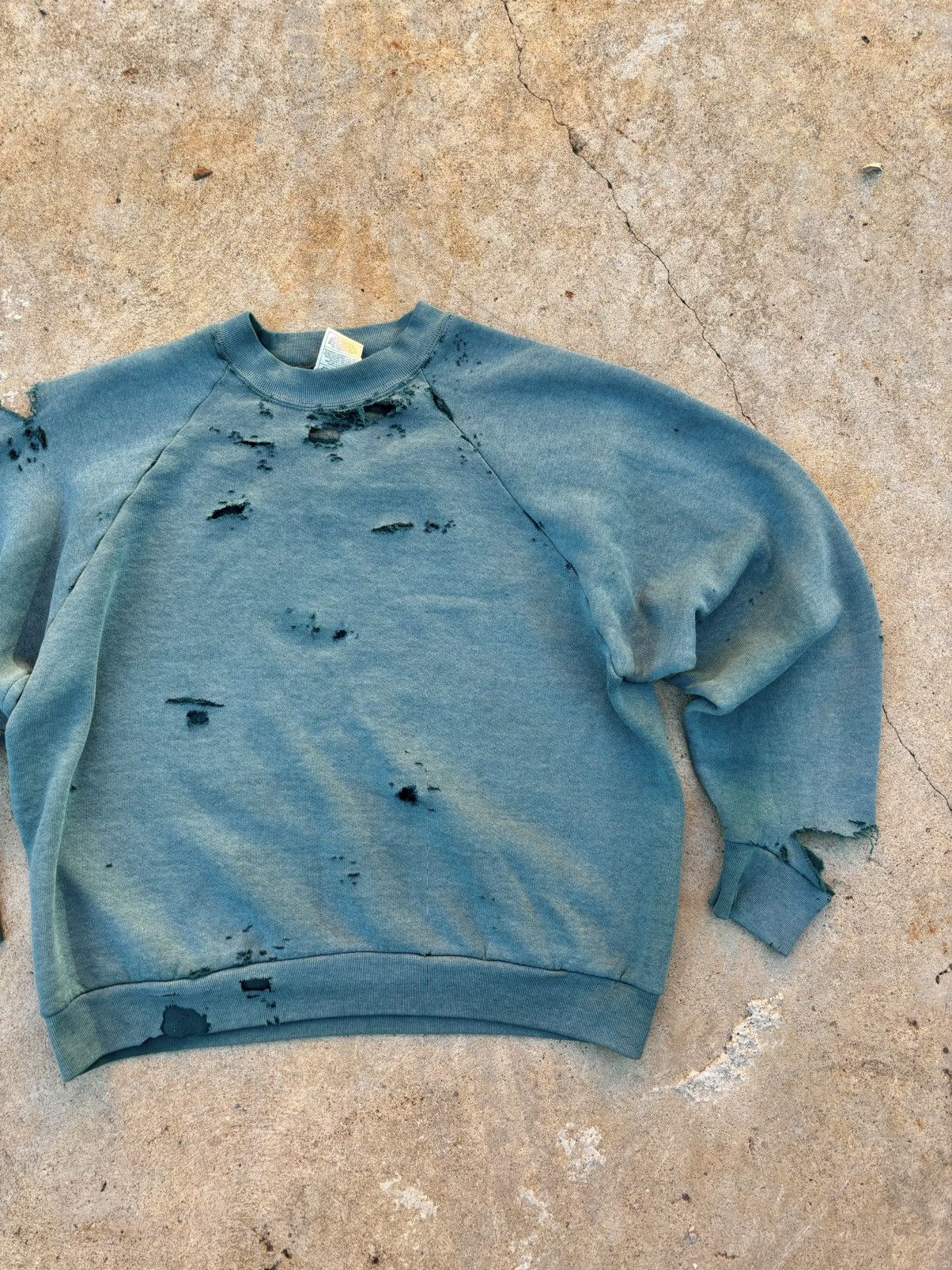 Vintage Thrashed Fruit Of The Loom Sweatshirt Size US L / EU 52-54 / 3 - 4 Thumbnail