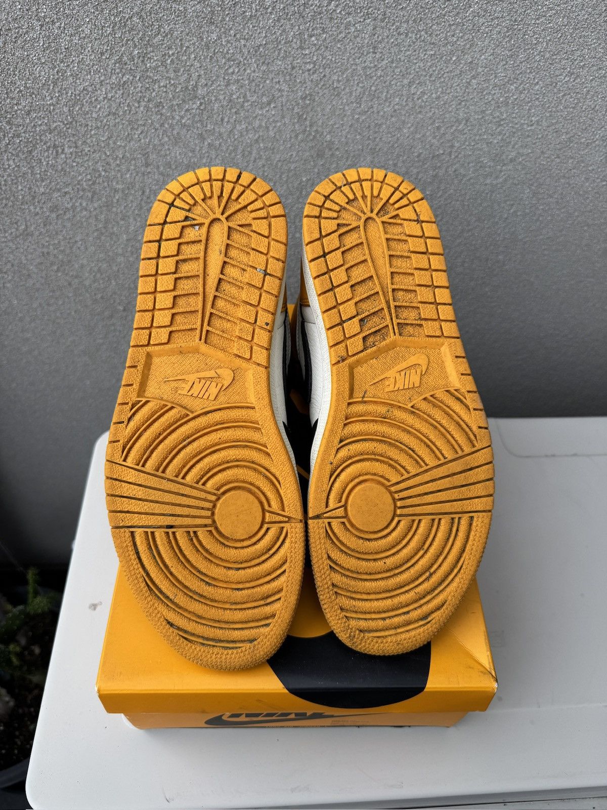 Nike Jordan 1 High Taxi Size US 9 / EU 42 - 3 Thumbnail