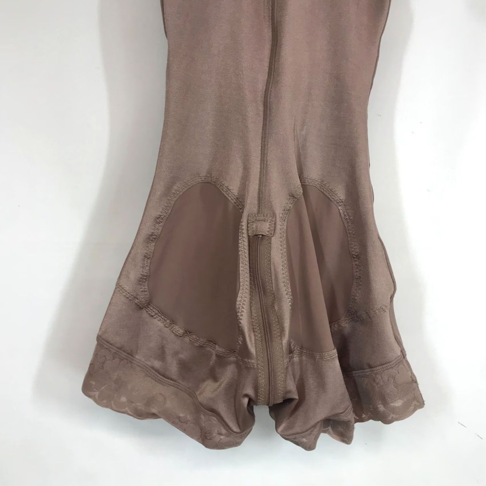 Vintage NEBULA WOMEN'S S BEIGE ROUND NECK SLEEVELESS ABDOMINAL COMPRESSION SHORTS SHORTS Small Women Beige N/A Size 28" / US 6 / IT 42 - 6 Thumbnail
