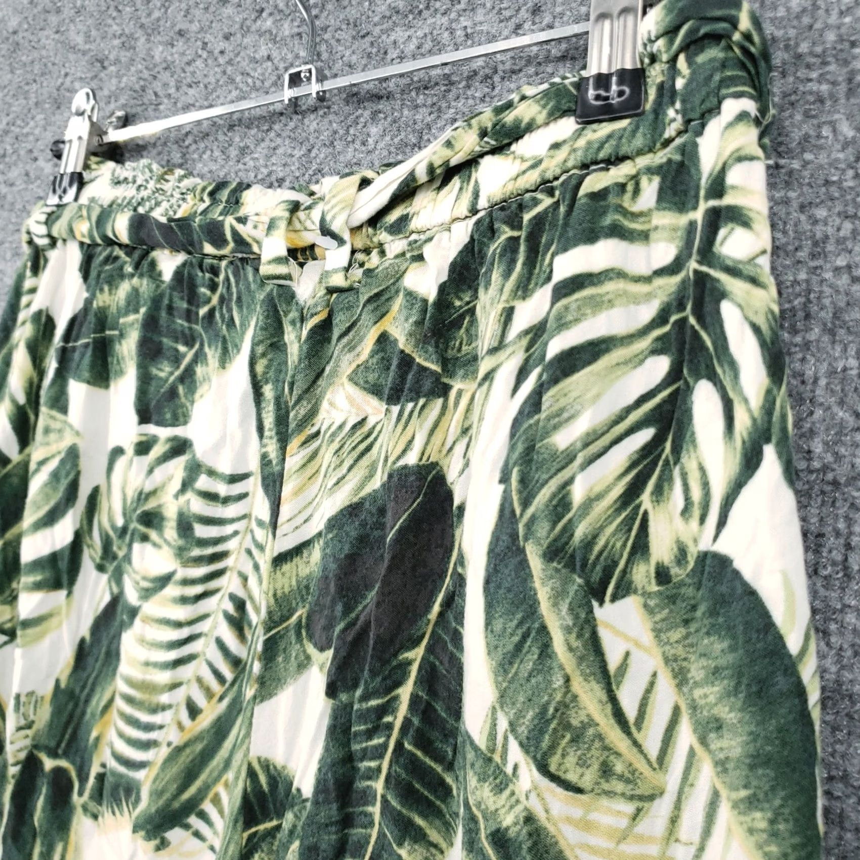 H&M H&M Pants Womens 10 Green Cropped High Rise Straight Viscose Belted Pants Womens Cropped Green Flower Tropical Belted Pockets Crew Size 32" / US 10 / IT 46 - 7 Thumbnail
