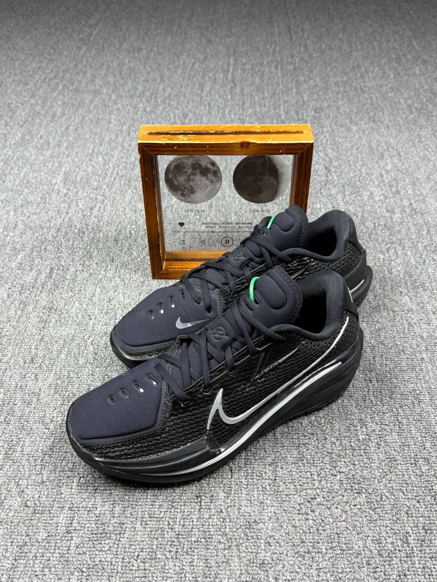 Nike Nike Black Lowtop Sneakers 9 Men Size US 9 / EU 42 - 1 Thumbnail