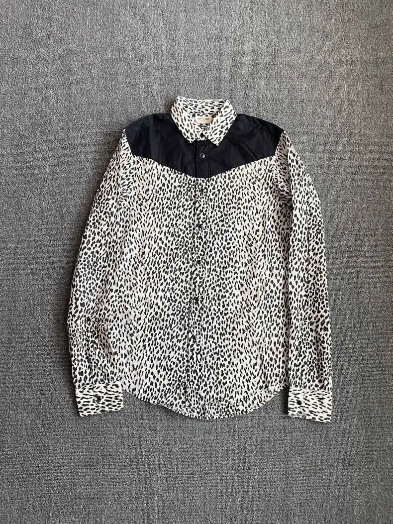 Saint Laurent Paris Saint Laurent Leopard Print Button. Size US M / EU 48-50 / 2 - 1 Thumbnail