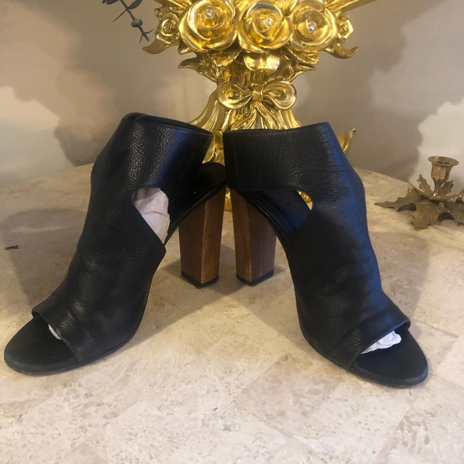 Vince Vince. Open heal leather strap thick heel Size US 7.5 / IT 37.5 - 8 Thumbnail