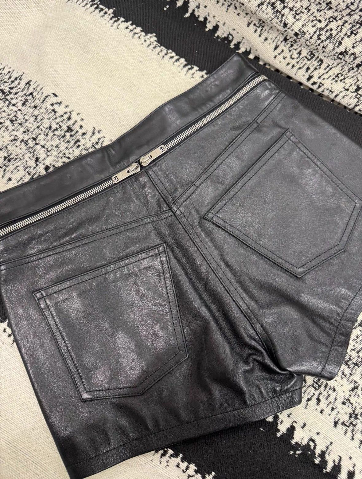 Givenchy Givenchy leather shorts Size 24" / US 00 / IT 34 - 1 Thumbnail