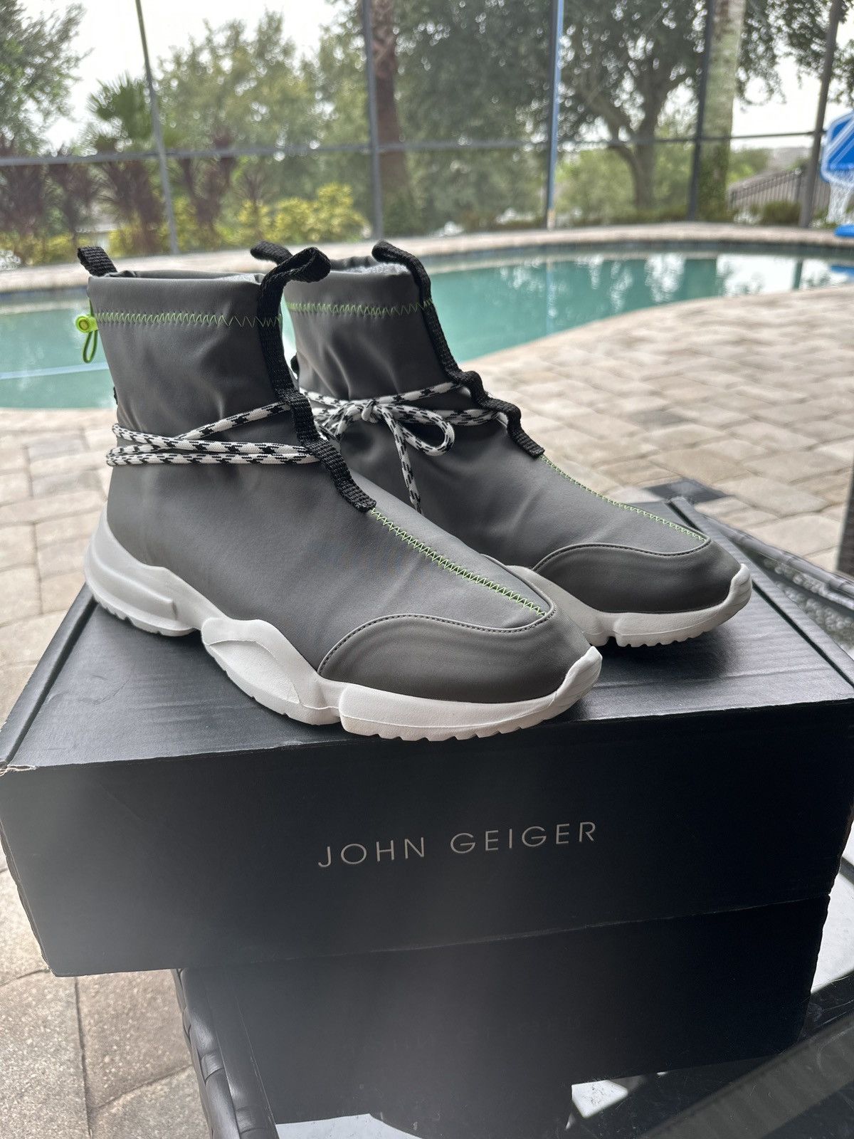 Baskets John Geiger 001 Frost White - Taille 42 US 9, En Daim Gris, édition Limitée 2022, Neuves