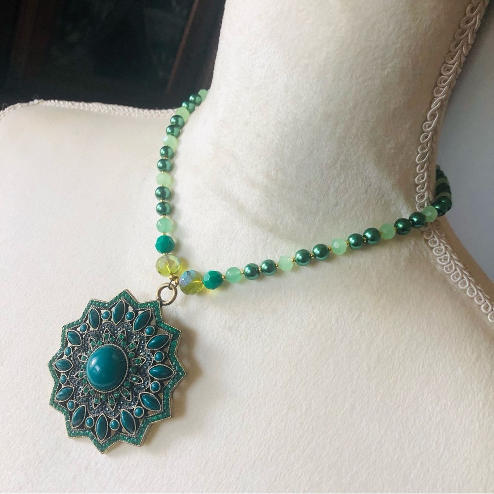 Handmade Handcrafted repurpose green stone cluster Pearl necklace Size ONE SIZE - 4 Thumbnail