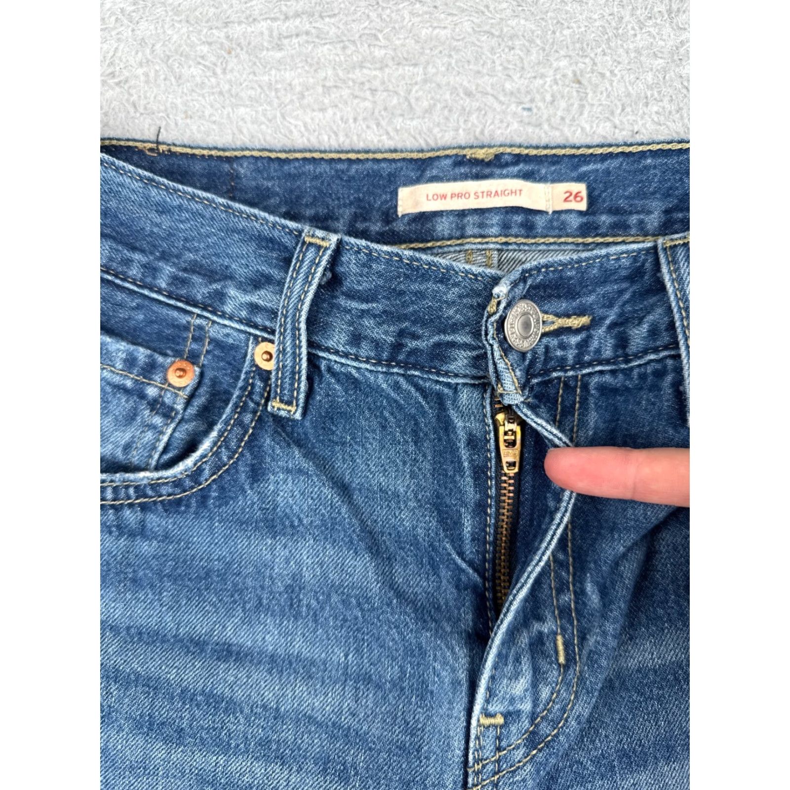 Levi's Levi's Shorts Womens 30 Blue Denim Cut-Off Mid Rise Cotton Blend Medium Wash 30x3 Size 30" / US 8 / IT 44 - 6 Thumbnail