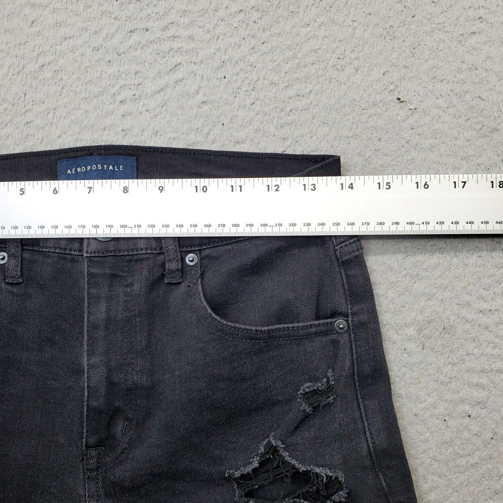 Vintage Aéropostale Women 6 Black Denim Cut-Off Cheeky Shorts Distressed Frayed Hem Plain Front 3" Inseam Size 28" / US 6 / IT 42 - 5 Thumbnail