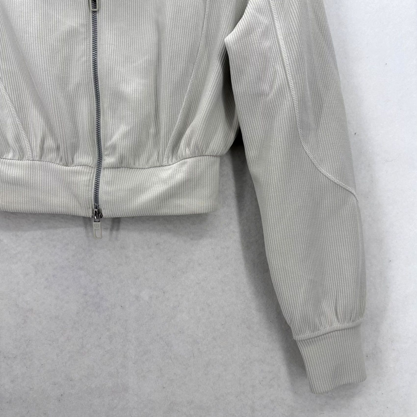 Lululemon Lululemon Ribbed Softstreme Cropped Jacket Womens 2 Gray Stretch Gym Travel Size XS / US 0-2 / IT 36-38 - 3 Thumbnail